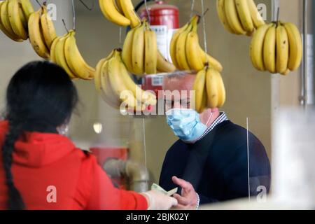 Bucarest, Roumanie. 29 avril 2020. Un vendeur portant un masque de visage vend des marchandises sur un marché à Bucarest, en Roumanie, le 29 avril 2020. La Roumanie va lever le verrouillage national après le 15 mai, date à laquelle l'état d'urgence prendra fin, a annoncé récemment le président Klaus Iohannis. Crédit: Cristian Cristel/Xinhua/Alay Live News Banque D'Images