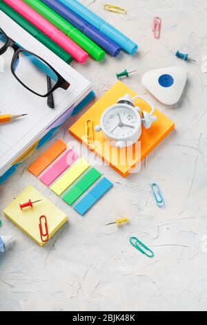 La papeterie pour le travail scolaire et créatif est sur un fond gris. Espace libre, vue de dessus Banque D'Images