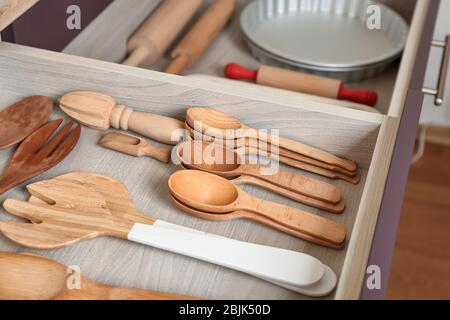 Différents ustensiles dans le tiroir sur la cuisine Banque D'Images