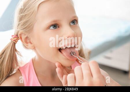 Jolie fille au bureau du orthophoniste Banque D'Images