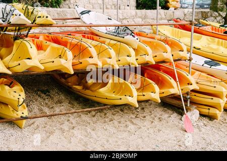 Un entrepôt de kayaks jaunes sur la rive. Kayaks simples. Location de kayakshop sur plage de sable Banque D'Images