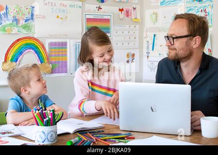 Enseignement à domicile et travail à domicile pendant le confinement du coronavirus / Covid-19 en Angleterre, au Royaume-Uni Banque D'Images