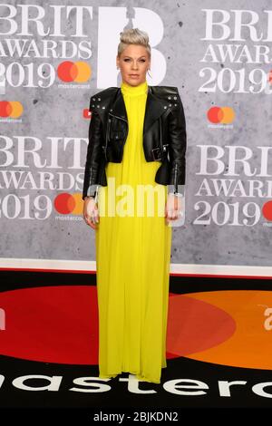 Le 20 février 2019, le pink participe aux Brit Awards 2019 à l'O2 Arena à Londres, au Royaume-Uni. Banque D'Images