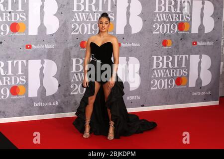 Mabel participe aux Brit Awards 2019 à l'O2 Arena le 20 février 2019 à Londres, au Royaume-Uni. Banque D'Images