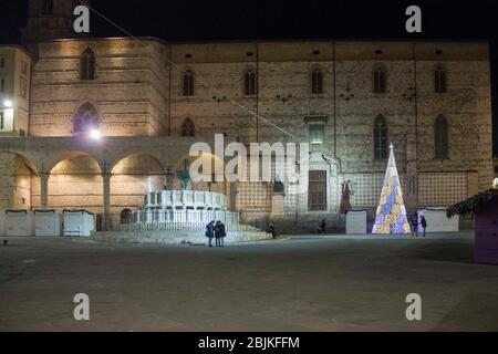 PÉROUSE, ITALIE - 9 DÉCEMBRE 2016 : vue nocturne de la place Piazza IV Novembre dans le centre historique de Pérouse Banque D'Images