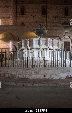 PÉROUSE, ITALIE - 9 DÉCEMBRE 2016 : vue nocturne de la Fontana Maggiore historique de Pérouse Banque D'Images