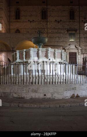 PÉROUSE, ITALIE - 9 DÉCEMBRE 2016 : vue nocturne de la Fontana Maggiore historique de Pérouse Banque D'Images