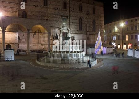 PÉROUSE, ITALIE - 9 DÉCEMBRE 2016 : vue nocturne de la place Piazza IV Novembre dans le centre historique de Pérouse Banque D'Images