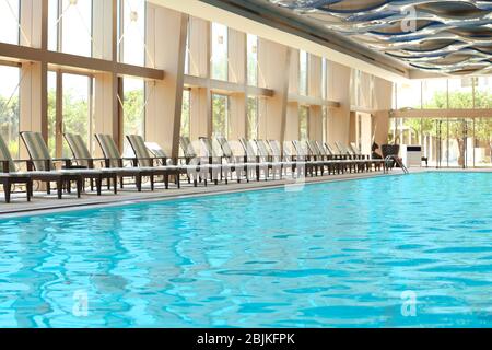 Chaises longues près de la piscine dans un hôtel de luxe Banque D'Images