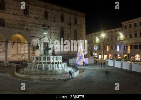 PÉROUSE, ITALIE - 9 DÉCEMBRE 2016 : vue nocturne de la place Piazza IV Novembre dans le centre historique de Pérouse Banque D'Images