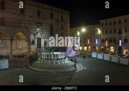 PÉROUSE, ITALIE - 9 DÉCEMBRE 2016 : vue nocturne de la place Piazza IV Novembre dans le centre historique de Pérouse Banque D'Images