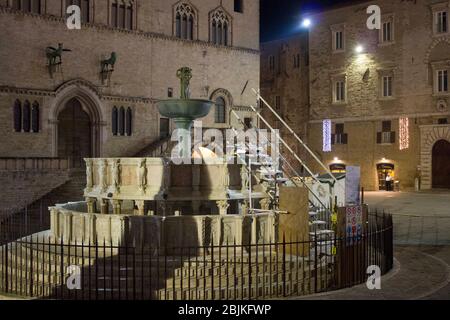 PÉROUSE, ITALIE - 9 DÉCEMBRE 2016 : vue nocturne de la fontaine monumentale de Pérouse et du palais de Priori la nuit Banque D'Images