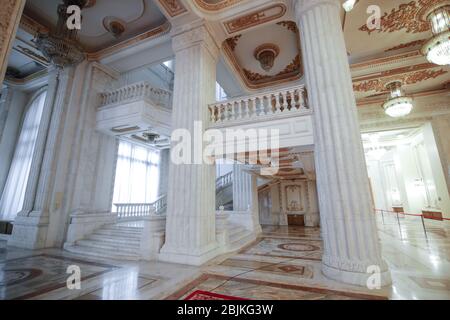 Bucarest, Roumanie - 28 avril 2020: Détails du Palais roumain du Parlement. Banque D'Images