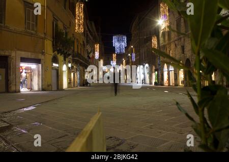 PÉROUSE, ITALIE - 9 DÉCEMBRE 2016 : rue principale Corso Vannucci dans le centre-ville de Pérouse à l'heure de la nuit Banque D'Images