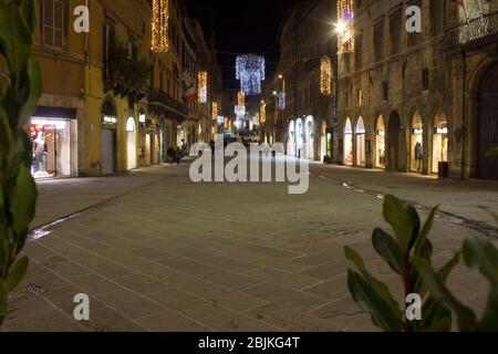 PÉROUSE, ITALIE - 9 DÉCEMBRE 2016 : rue principale Corso Vannucci dans le centre-ville de Pérouse à l'heure de la nuit Banque D'Images