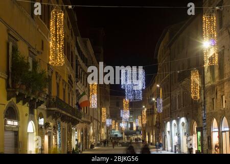 PÉROUSE, ITALIE - 9 DÉCEMBRE 2016 : rue principale Corso Vannucci dans le centre-ville de Pérouse à l'heure de la nuit Banque D'Images