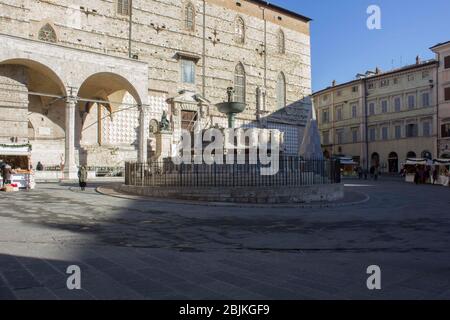 PÉROUSE, ITALIE - 10 DÉCEMBRE 2016 : Fontana Maggiore et cathédrale Saint-Laurent sur la Piazza IV Novembre à Pérouse, Italie Banque D'Images