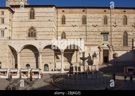 PÉROUSE, ITALIE - 10 DÉCEMBRE 2016 : Fontana Maggiore et cathédrale Saint-Laurent sur la Piazza IV Novembre à Pérouse, Italie Banque D'Images