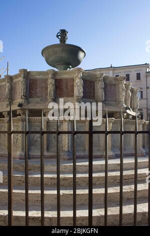 PÉROUSE, ITALIE - 9 DÉCEMBRE 2016 : Fontana Maggiore à Pérouse, Italie Banque D'Images