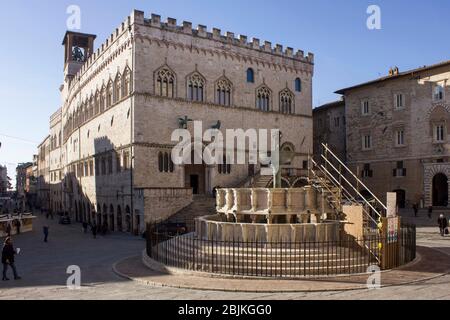 PÉROUSE, ITALIE - 10 DÉCEMBRE 2016 : vue sur la Fontana Maggiore et les bâtiments historiques du Palazzo dei Priori dans la ville de Pérouse, en Italie Banque D'Images