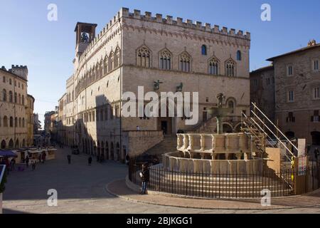 PÉROUSE, ITALIE - 10 DÉCEMBRE 2016 : vue sur la Fontana Maggiore et les bâtiments historiques du Palazzo dei Priori dans la ville de Pérouse, en Italie Banque D'Images