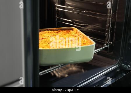 La plaque de cuisson avec Lasagne aux épinards au four Banque D'Images