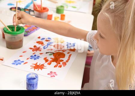 Petite fille à la leçon de peinture en classe Banque D'Images