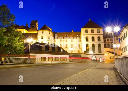 Vieille rue dans le centre historique au crépuscule, Fussen, Bavière, Allemagne. Banque D'Images