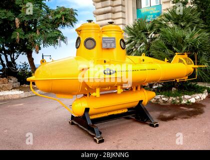 Anorep 1 petit sous-marin jaune à l'extérieur du Musée océanographique de la Principauté de Monaco. Banque D'Images