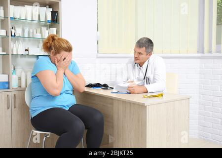 Femme en surpoids ayant consulté le cabinet du médecin Banque D'Images