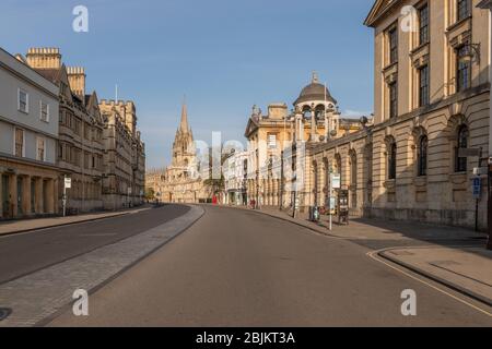 La High Street avec le Queens College au premier plan, toutes les âmes College en arrière-plan avec la spire de l'église de Sainte Marie la Vierge qui monte au-dessus, Oxford Banque D'Images