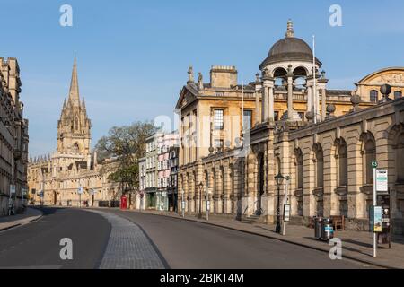 La High Street avec le Queens College au premier plan, toutes les âmes College en arrière-plan avec la spire de l'église de Sainte Marie la Vierge qui monte au-dessus, Oxford Banque D'Images