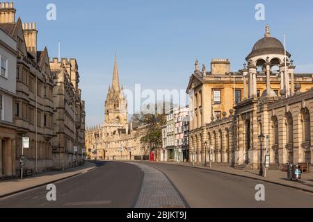 La High Street avec le Queens College au premier plan, toutes les âmes College en arrière-plan avec la spire de l'église de Sainte Marie la Vierge qui monte au-dessus, Oxford Banque D'Images