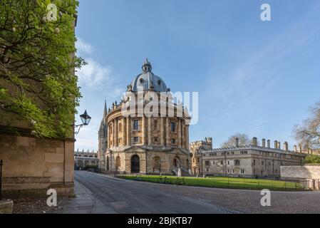 La caméra Radcliffe avec l'église Sainte-Marie et le Brasenose College derrière. La caméra Radcliffe a été conçue par James Gibbs dans un style néo-classique et construite en 1737–49 Banque D'Images