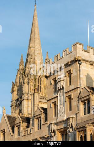 La flèche de l'église Saint-Marys s'élève au-dessus de la façade de All Souls College, sur la High Street, Oxford Banque D'Images