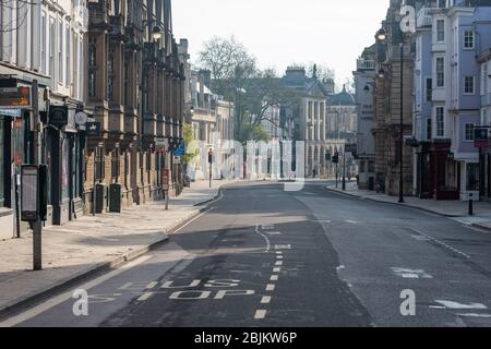 La vue en bas de la rue High, après Brasenose College sur la gauche vers Queens College au loin. Une vue qui, en partie fro moderne, unsoupir mobilier de rue (rendu plus visible par l'absence de trafic)m est restée largement inchangée pendant des siècles Banque D'Images