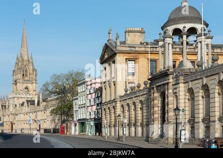 La High Street avec le Queens College au premier plan, toutes les âmes College en arrière-plan avec la spire de l'église de Sainte Marie la Vierge qui monte au-dessus, Oxford Banque D'Images