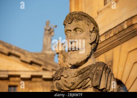 vigil sur de grandes colonnes à l'extérieur du théâtre Sheldonian à Broad Street, Oxford. Il s'agit du troisième ensemble de têtes qui ont occupé ces colonnes. Le plus récent ensemble sculpté par Michael Black entre 1970 et 1972 Banque D'Images