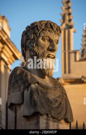 vigil sur de grandes colonnes à l'extérieur du théâtre Sheldonian à Broad Street, Oxford. Il s'agit du troisième ensemble de têtes qui ont occupé ces colonnes. Le plus récent ensemble sculpté par Michael Black entre 1970 et 1972 Banque D'Images