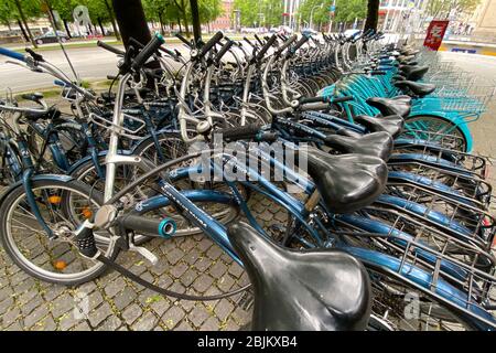 Munich. 29 avril 2020. La vie publique en temps de pandémie de coronavirus le 29 avril 2020 à Munich. Les vélos de Mike's Bike Tours et Rentals sont bondés dans le centre-ville. En raison de la pandémie de corona, aucun touriste n'est en déplacement et l'entreprise a fini. | utilisation dans le monde crédit: dpa/Alay Live News Banque D'Images