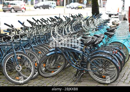 Munich. 29 avril 2020. La vie publique en temps de pandémie de coronavirus le 29 avril 2020 à Munich. Les vélos de Mike's Bike Tours et Rentals sont bondés dans le centre-ville. En raison de la pandémie de corona, aucun touriste n'est en déplacement et l'entreprise a fini. | utilisation dans le monde crédit: dpa/Alay Live News Banque D'Images