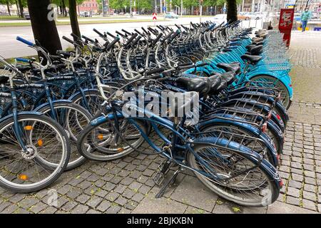 Munich. 29 avril 2020. La vie publique en temps de pandémie de coronavirus le 29 avril 2020 à Munich. Les vélos de Mike's Bike Tours et Rentals sont bondés dans le centre-ville. En raison de la pandémie de corona, aucun touriste n'est en déplacement et l'entreprise a fini. | utilisation dans le monde crédit: dpa/Alay Live News Banque D'Images