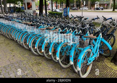 Munich. 29 avril 2020. La vie publique en temps de pandémie de coronavirus le 29 avril 2020 à Munich. Les vélos de Mike's Bike Tours et Rentals sont bondés dans le centre-ville. En raison de la pandémie de corona, aucun touriste n'est en déplacement et l'entreprise a fini. | utilisation dans le monde crédit: dpa/Alay Live News Banque D'Images