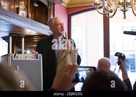 Jeremy Corbyn, qui vient d'être élu comme chef du Parti travailliste, remercie son soutien à un parti privé au bar de la Maison du Sanctuaire Banque D'Images