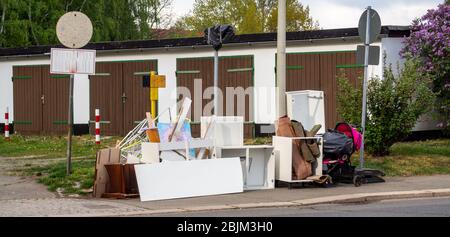 Déchets panoramiques volumineux dans une rue Banque D'Images