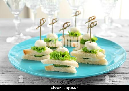 Mini-sandwichs pour douche de bébé sur plaque Banque D'Images