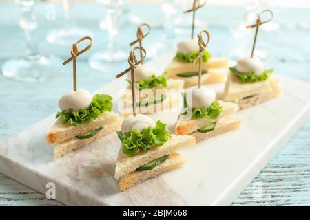 Mini-sandwichs pour douche de bébé sur planche en pierre Banque D'Images