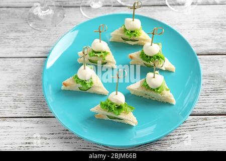 Mini-sandwichs pour douche de bébé sur plaque Banque D'Images