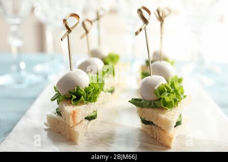 Mini-sandwichs pour douche de bébé sur planche en pierre Banque D'Images