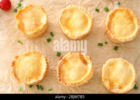 Délicieux mini-tartes de viande sur parchemin Banque D'Images